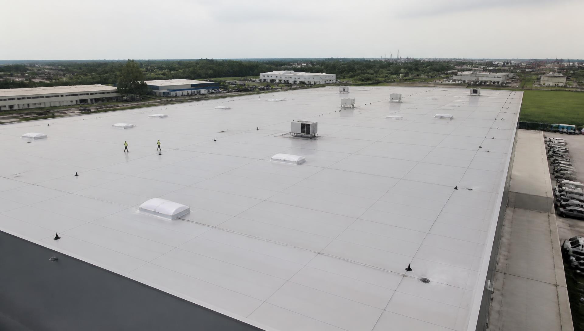 Acoperiș de hală industrială hidroizolat cu membrană